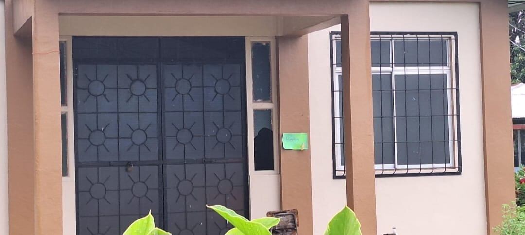 Así quedó la parte frontal de la iglesia luego de que los sospechosos habrían forzado la ventana para ingresar al templo.