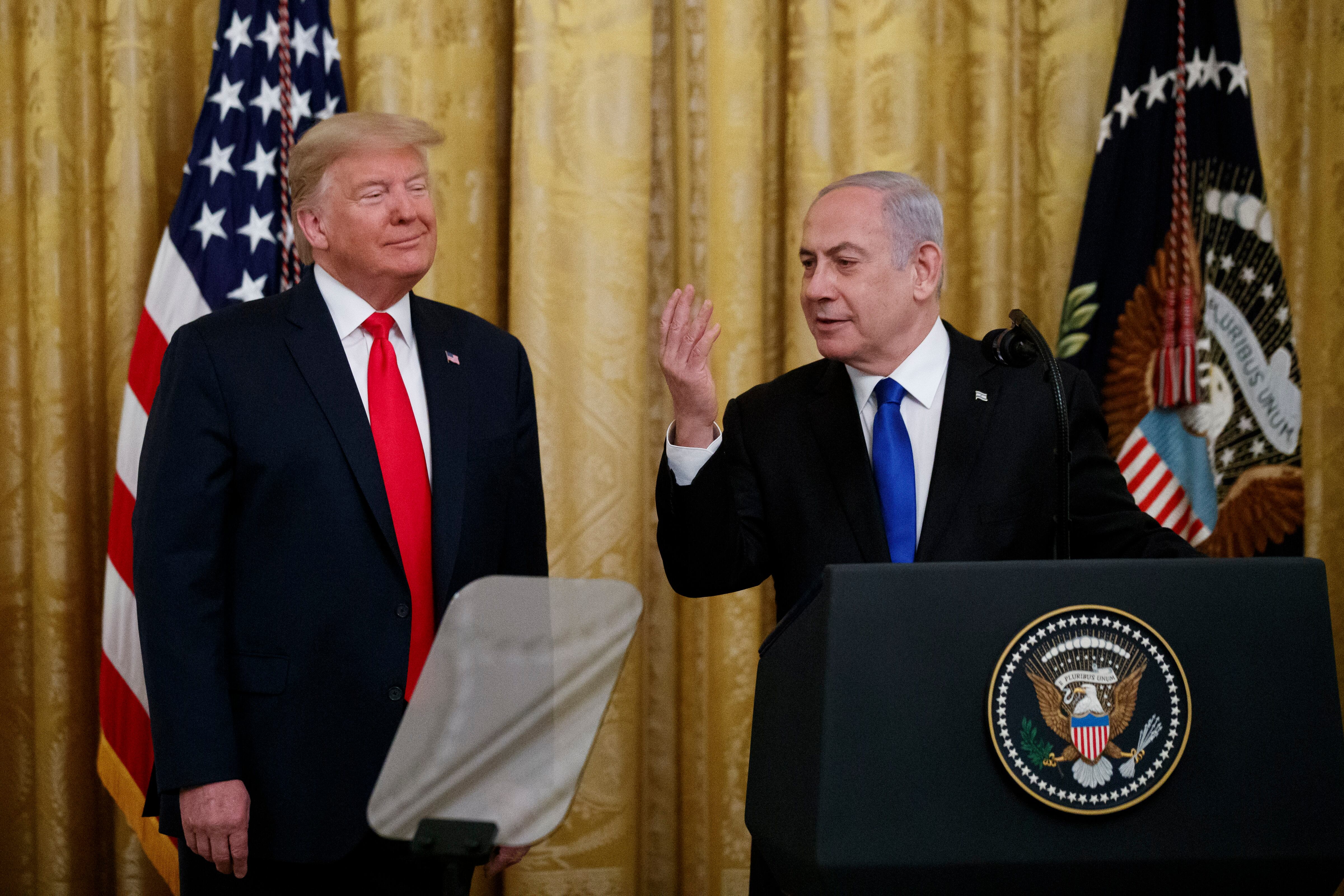El primer ministro de Israel, Benjamin Netanyahu, junto al presidente de Estados Unidos, Donald Trump, durante el anuncio del plan de paz para el conflicto israelí-palestino en la Casa Blanca, enero de 2020. (Foto: Alex Brandon/AP)
