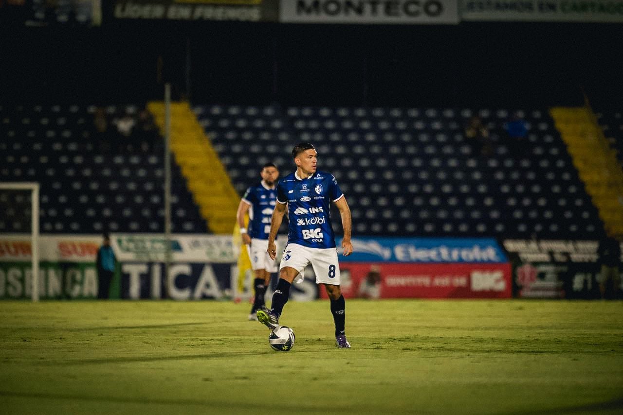 Douglas López, volante central de Cartaginés, controla un balón ante Herediano.