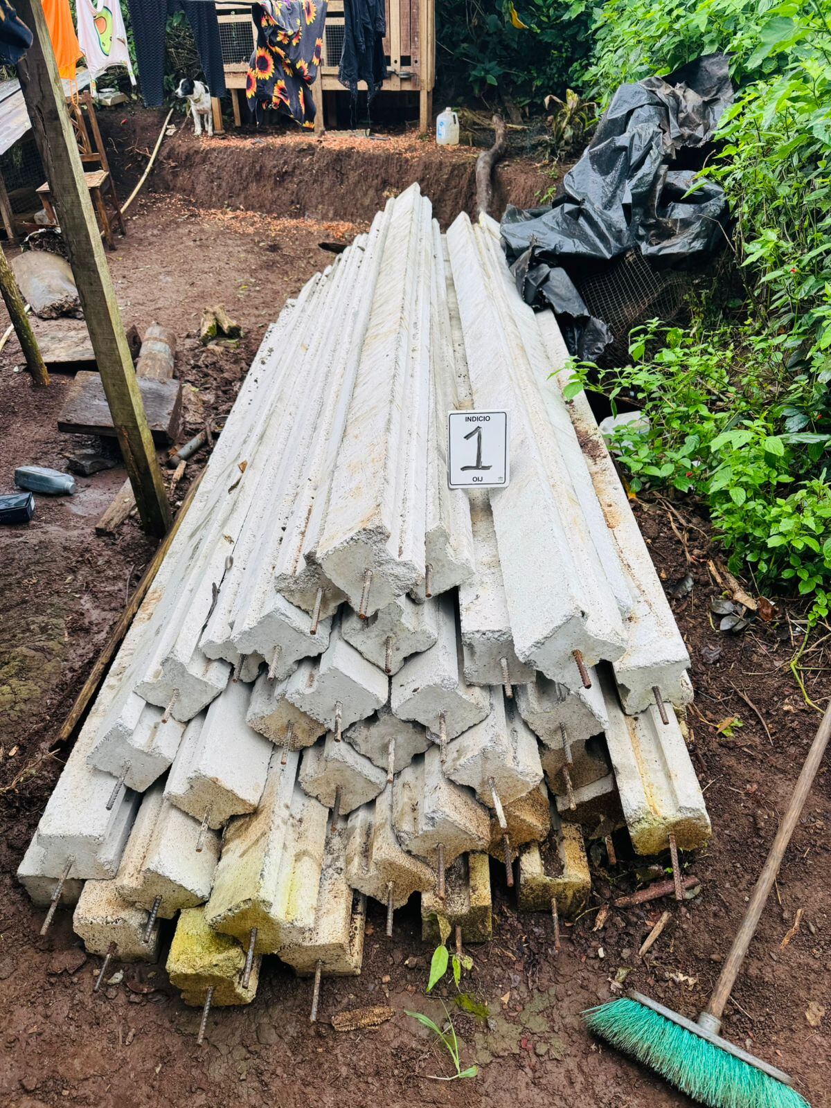 Agentes del OIJ decomisaron en Palmares de Alajuela parte de una casa prefabricada que habría sido adquirida con dinero proveniente de millonarias estafas electrónicas.