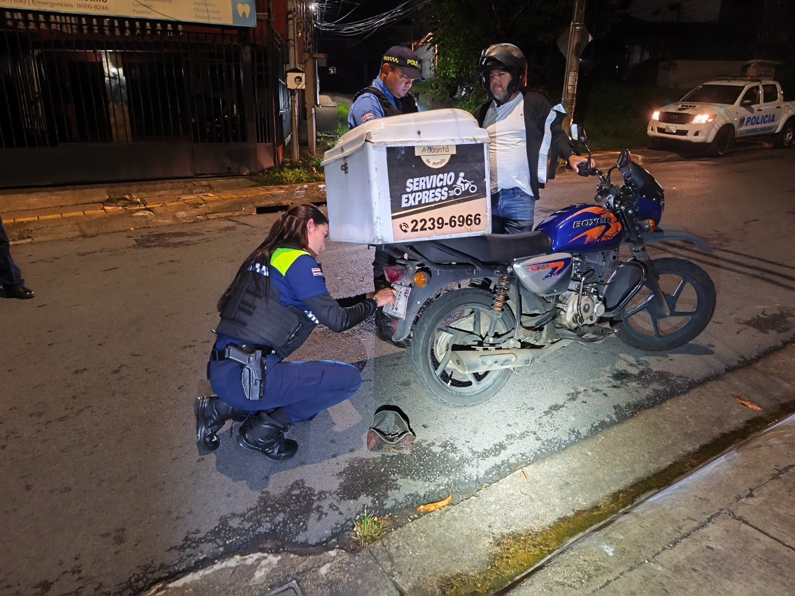 Durante sus diligencias la Fuerza Pública y la Policía Municipal decomisaron dos pares de placas.
