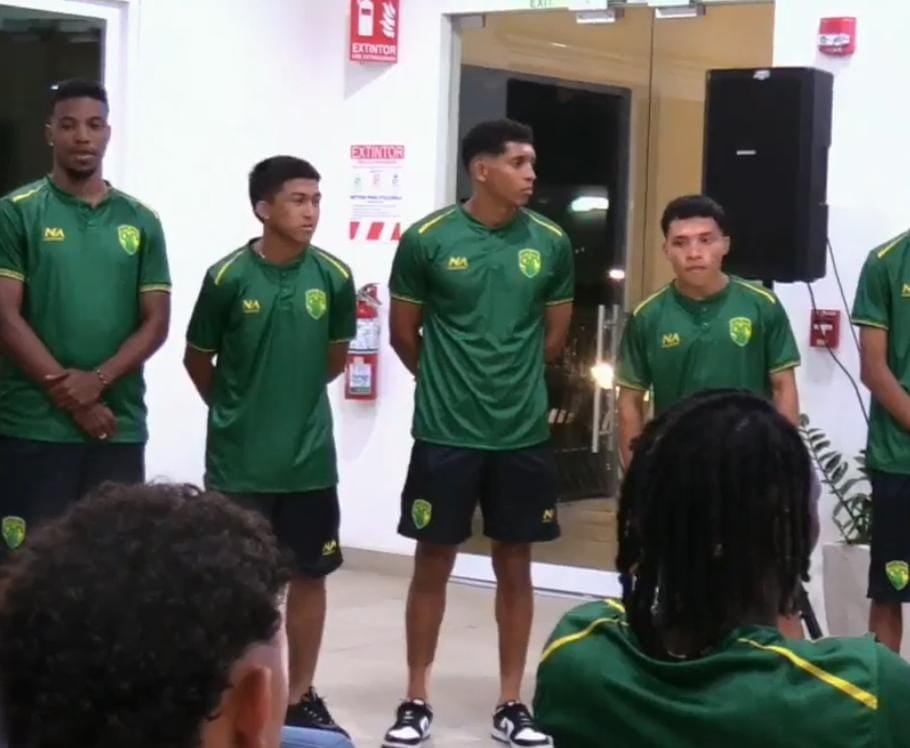 Juan Pablo Ledezma (tercero de izquierda a derecha) ahora forma parte de Santa Cruz PFA.