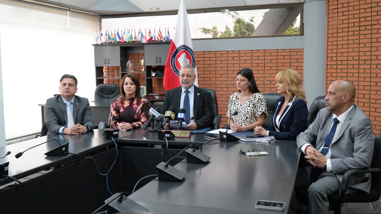 Conferencia de prensa de la Junta Directiva del Colegio de Abogados, en la que rechazaron los recortes presupuestarios al Poder Judicial.