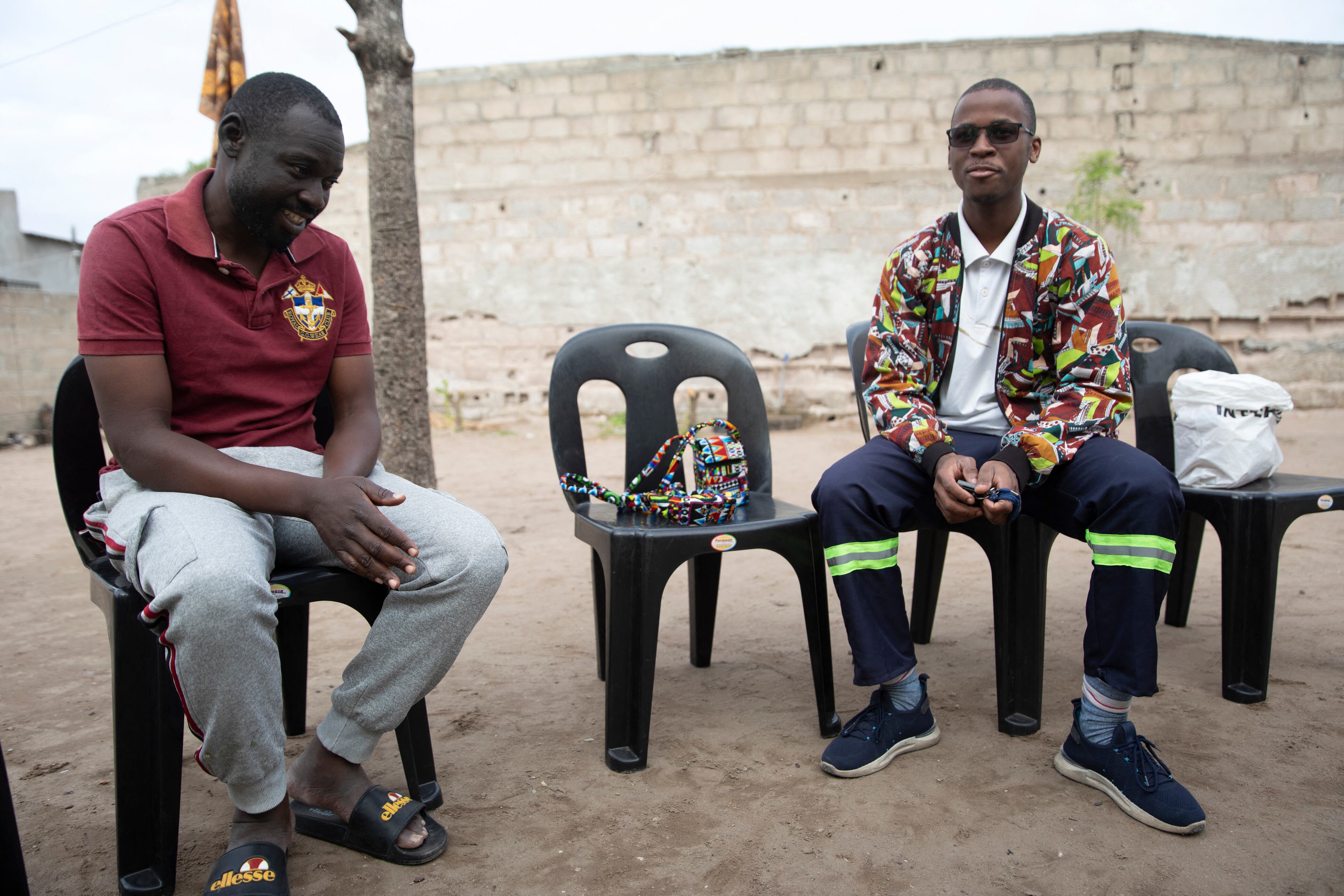 El estudiante de robótica e inventor Joao Antonio Rego (24) posa para un retrato con un prototipo de gafas inteligentes en su casa en Matola, el 14 de junio de 2025. Este prototipo es el más reciente de una serie desarrollada desde que Rego lanzó su proyecto Vision Hope en 2021, con el que ganó el premio Young Creative Award de Mozambique por innovación tecnológica al año siguiente. El dispositivo, similar a una máscara de realidad virtual, está equipado con sensores que detectan obstáculos; las vibraciones aumentan en intensidad conforme el objeto se acerca.
Entre las nuevas funciones destacan un mayor campo de detección de 120 grados y sensores más precisos, explicó Rego, estudiante de robótica e ingeniería electrónica en la Universidad Eduardo Mondlane.
(Foto: Amilton Neves / AFP)