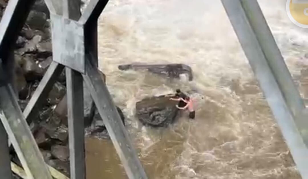Vehículo cae en catarata La Paz; una persona permanece dentro del carro.