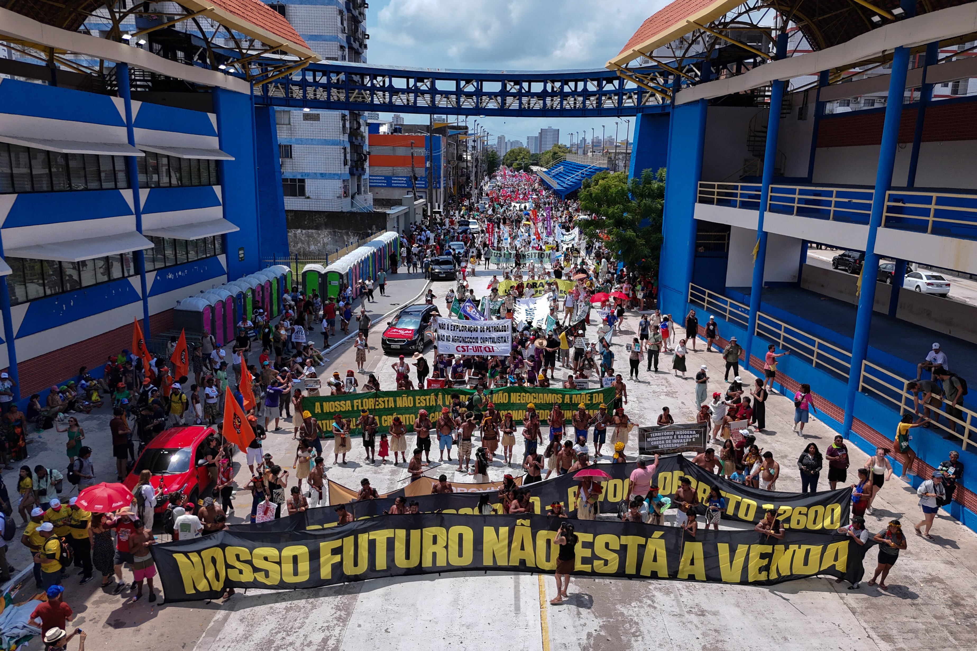 Activistas portan una enorme pancarta con el lema "Nuestro futuro no está en venta" durante la denominada "Gran Marcha Popular", celebrada en el marco de la Conferencia de las Naciones Unidas sobre el Cambio Climático COP30 en Belém, estado de Pará, Brasil, el 15 de noviembre de 2025.