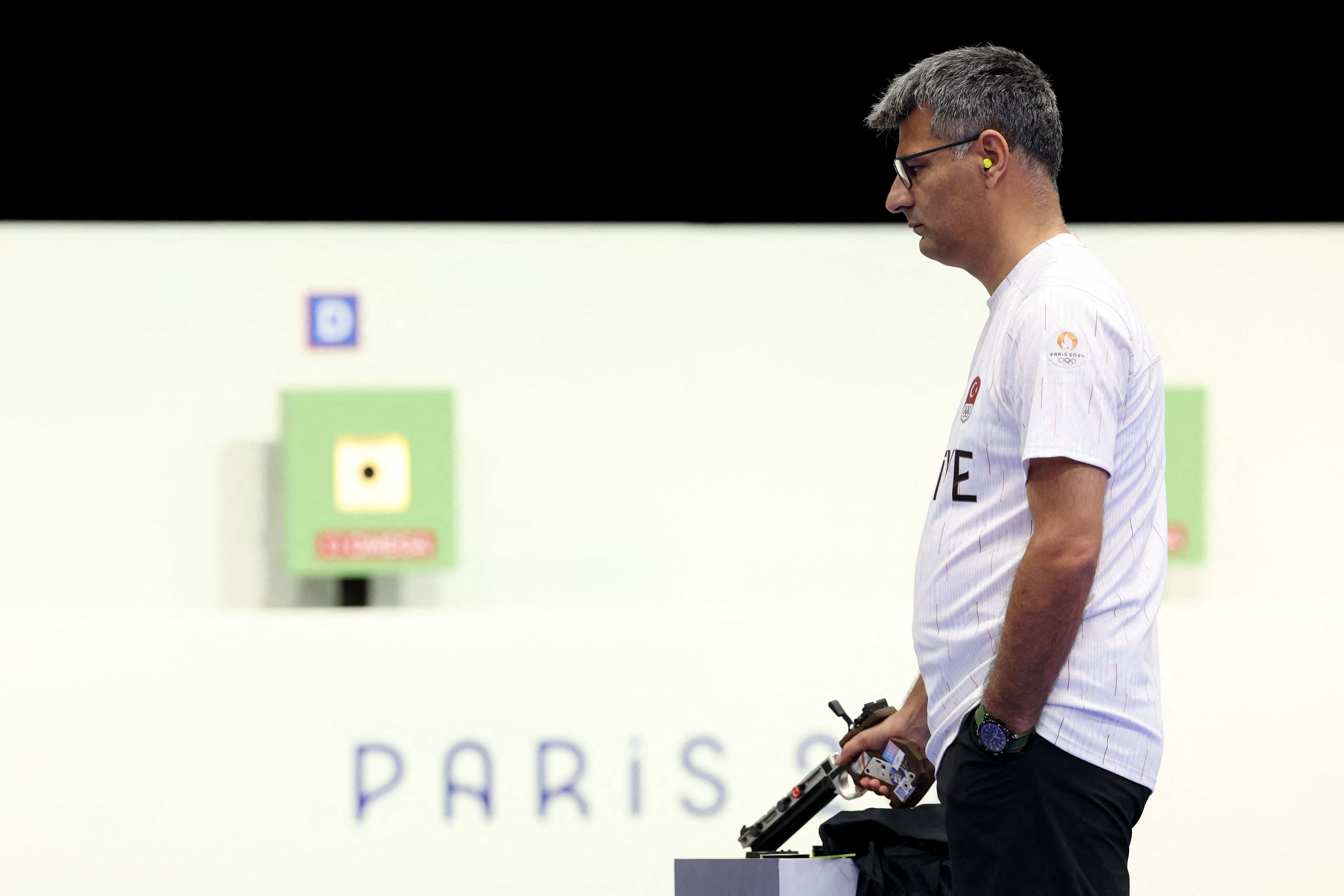 El turco Yusuf Dikec compite en el partido por la medalla de oro en tiro con pistola de aire comprimido a 10 m en equipos mixtos durante los Juegos Olímpicos de París 2024