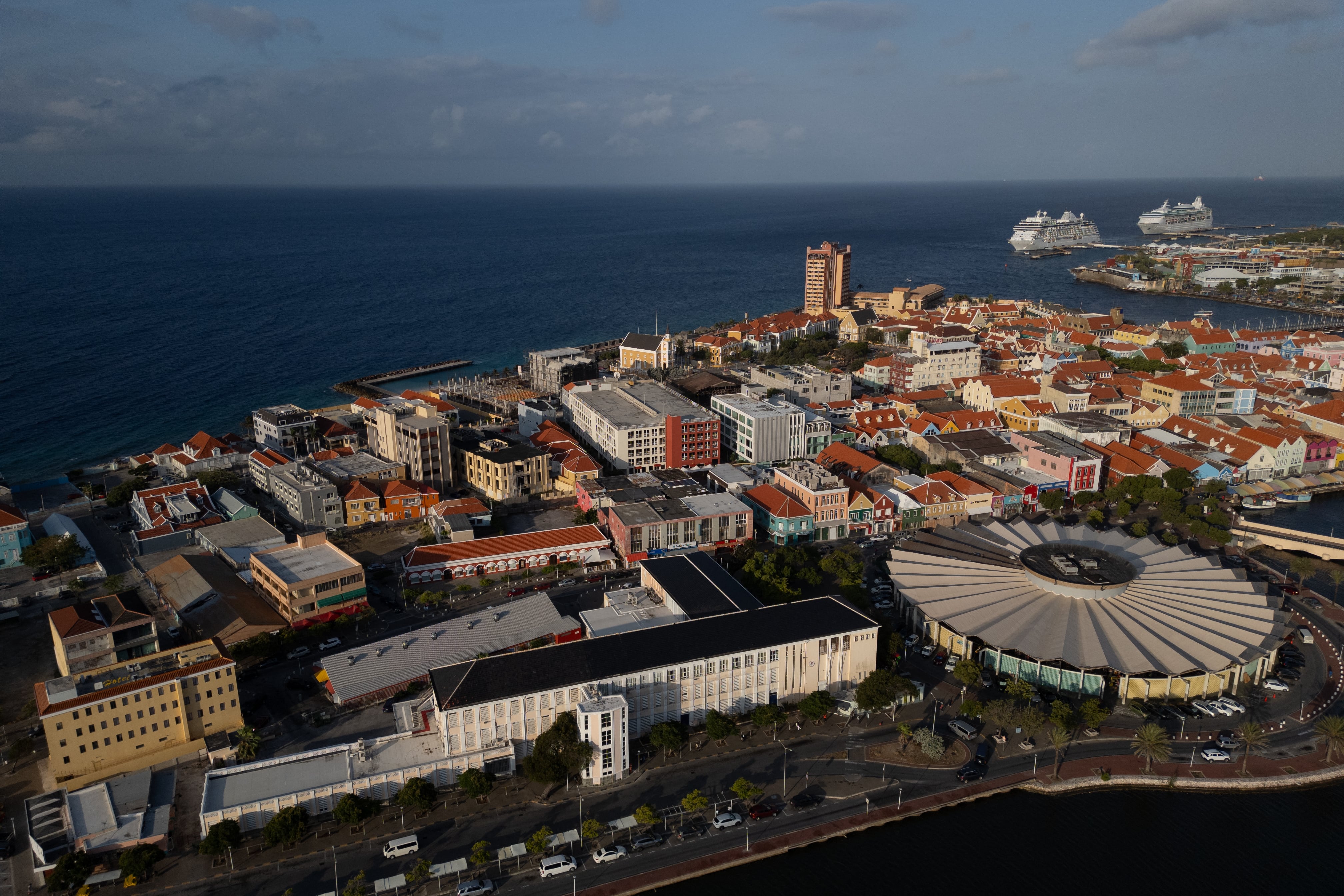 Vista aérea del nuevo mercado y edificios coloniales frente al mar en el casco antiguo de Willemstad, capital de Curazao.