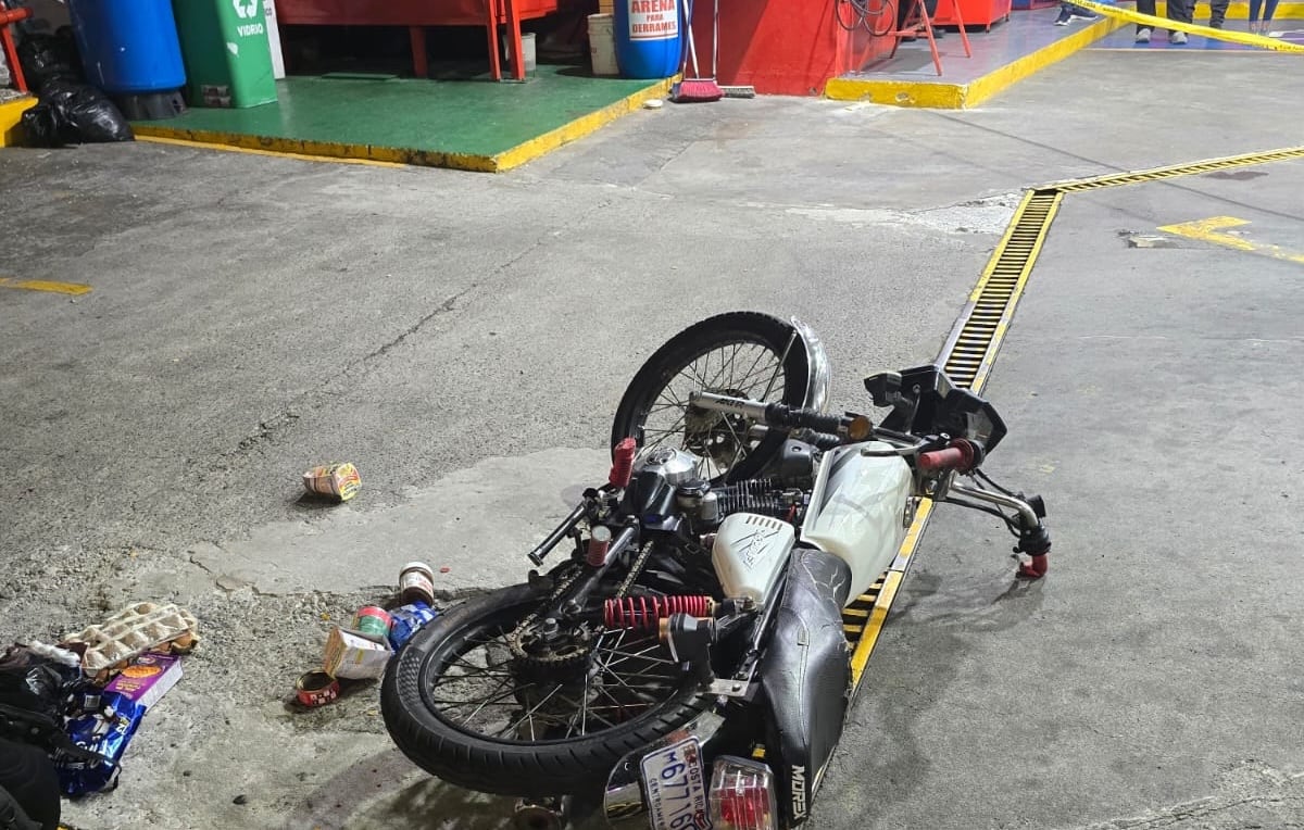 La motocicleta en la que se desplazaban los sospechosos quedó en el sitio del ataque armado, luego de que un guarda de seguridad privada repeliera la agresión en una estación de servicio de Tibás, hecho que dejó un fallecido y un herido por arma de fuego.