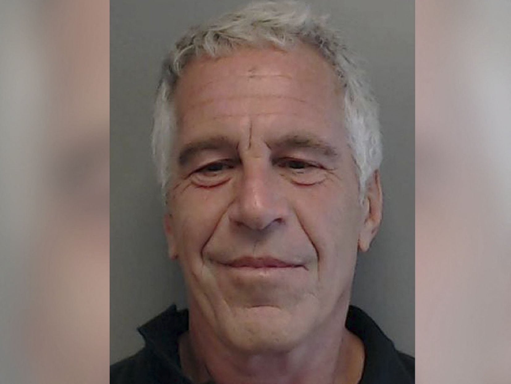 Esta fotografía muestra a Jeffrey Epstein en un folleto sobre delincuentes sexuales del 25 de julio de 2013.