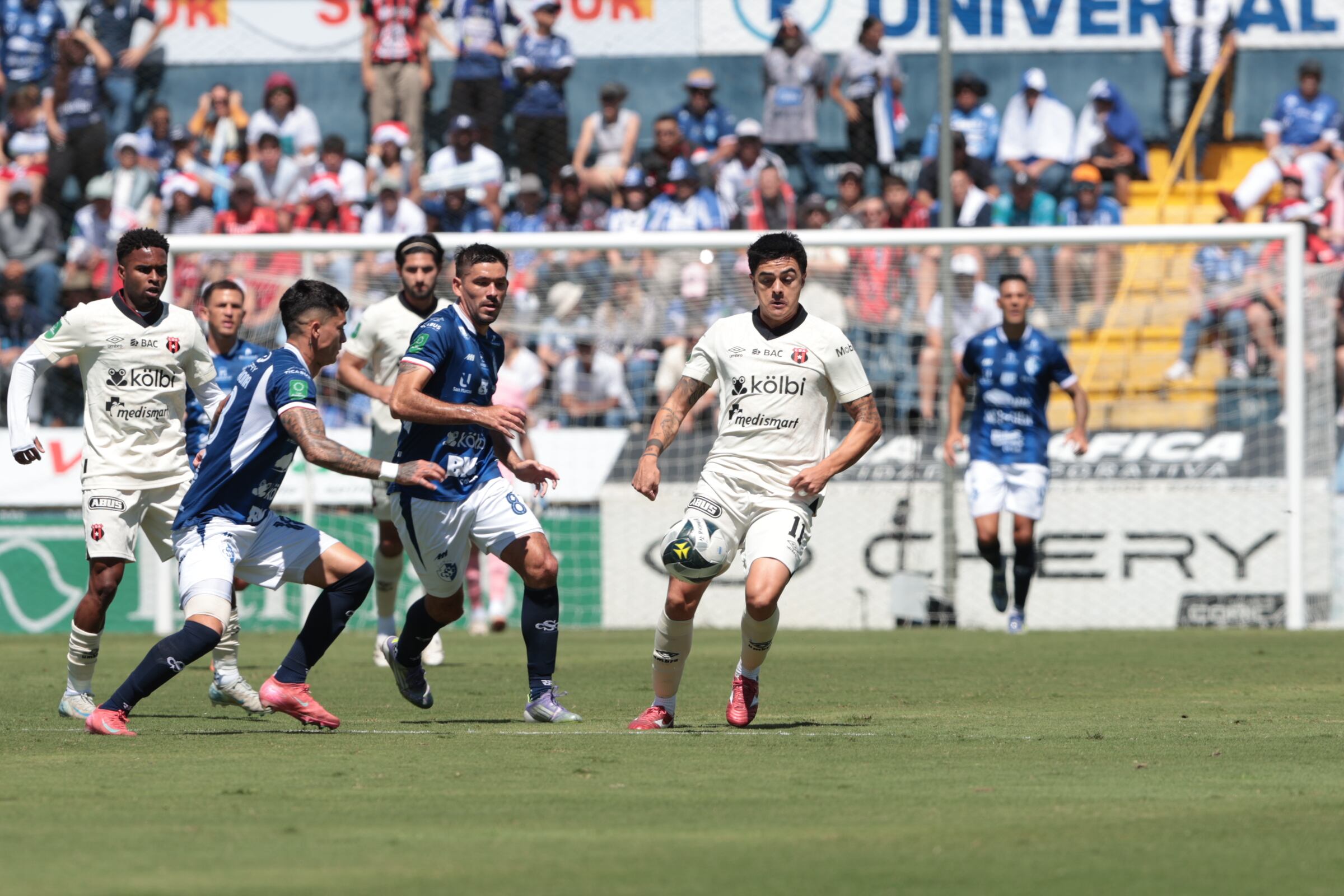 30/11/2025/ Juego entre Club Sport Cartagines vs Liga Deportiva Alajuelense por la fecha 17 del torneo apertura de l Liga Promerica en el estadio Fello Meza / foto John Durán