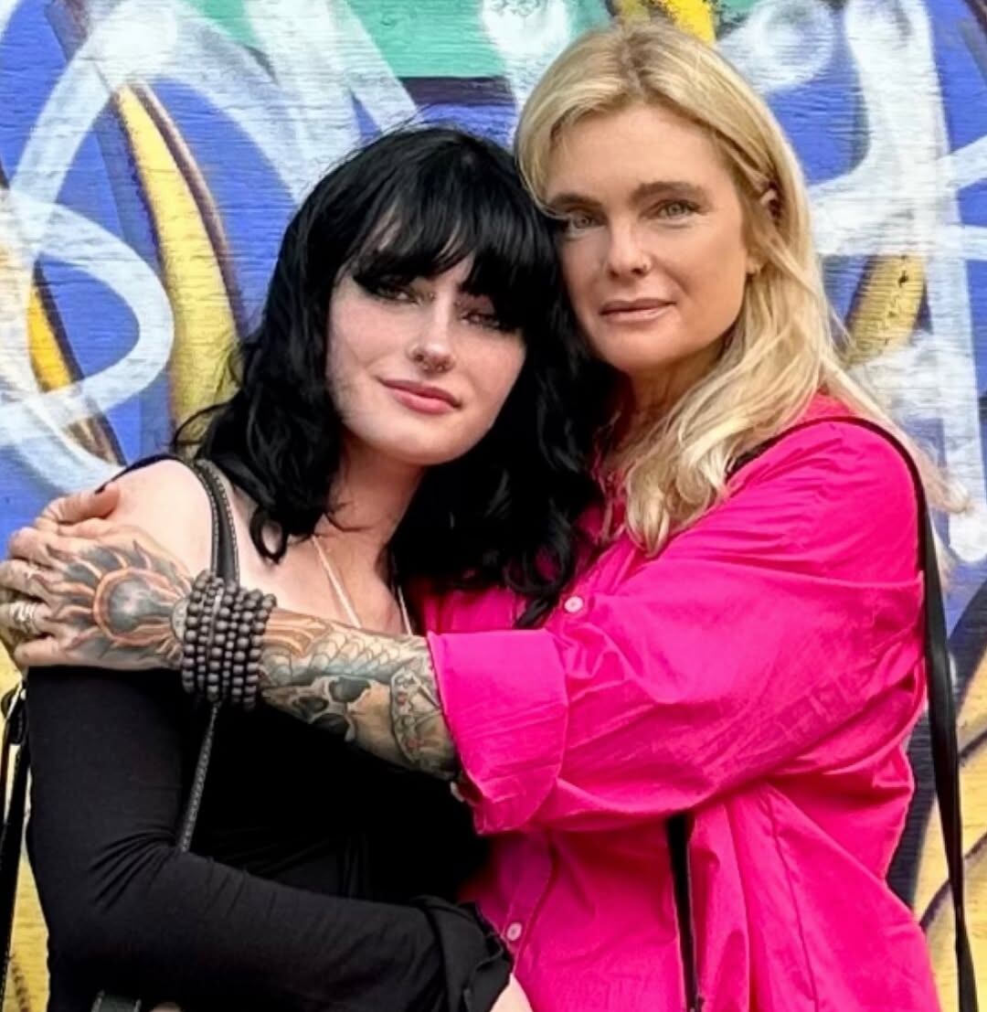 Erika Eleniak, ícono de los 90, sorprendió con sus tatuajes. Dice que su cuerpo es un lienzo para contar sus historias personales.