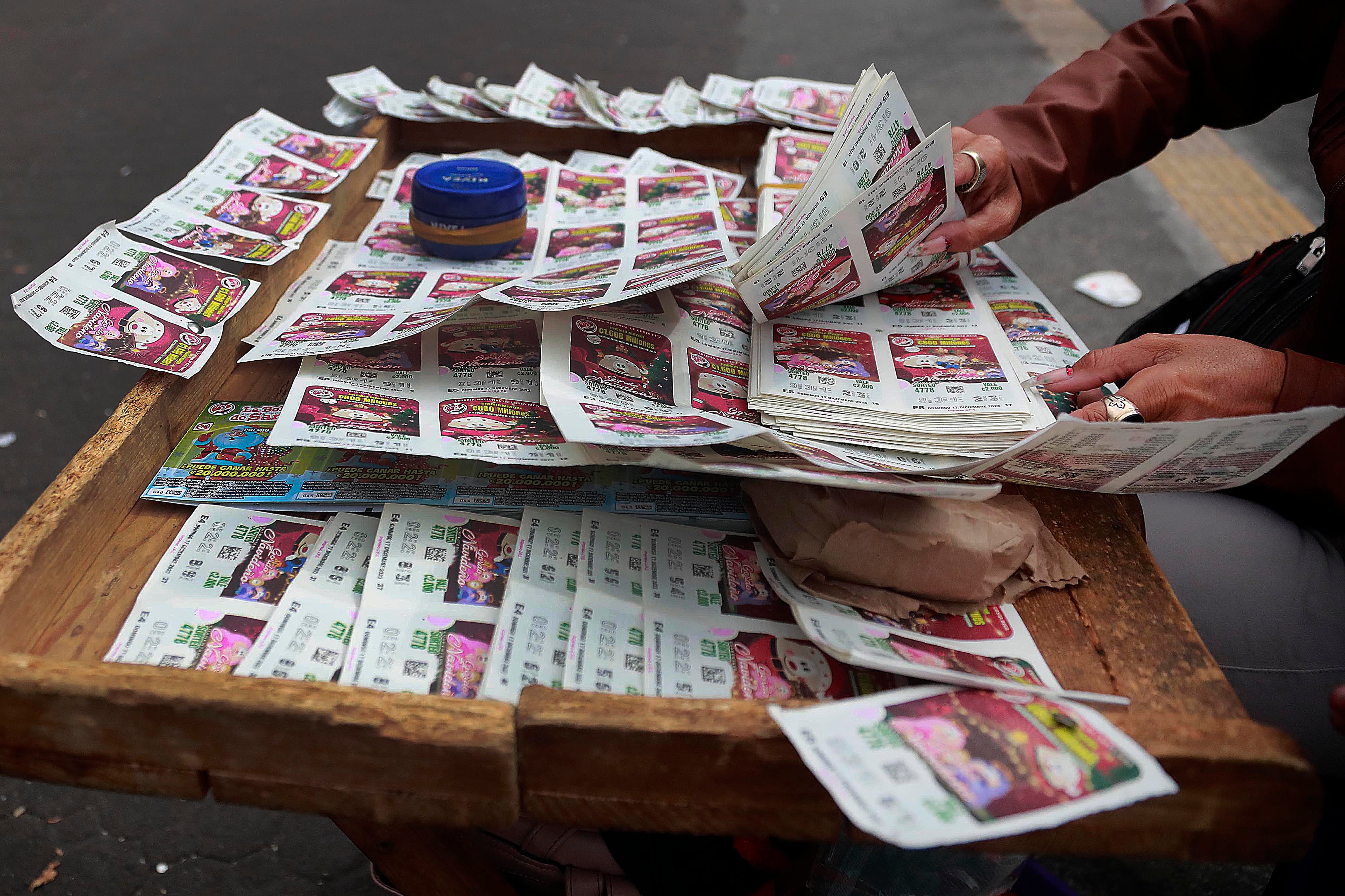 06/12/2023 San José. Vendedores de lotería aseguran que la venta de Navideña o Gordo navideño, como se le conoce, está muy mala.