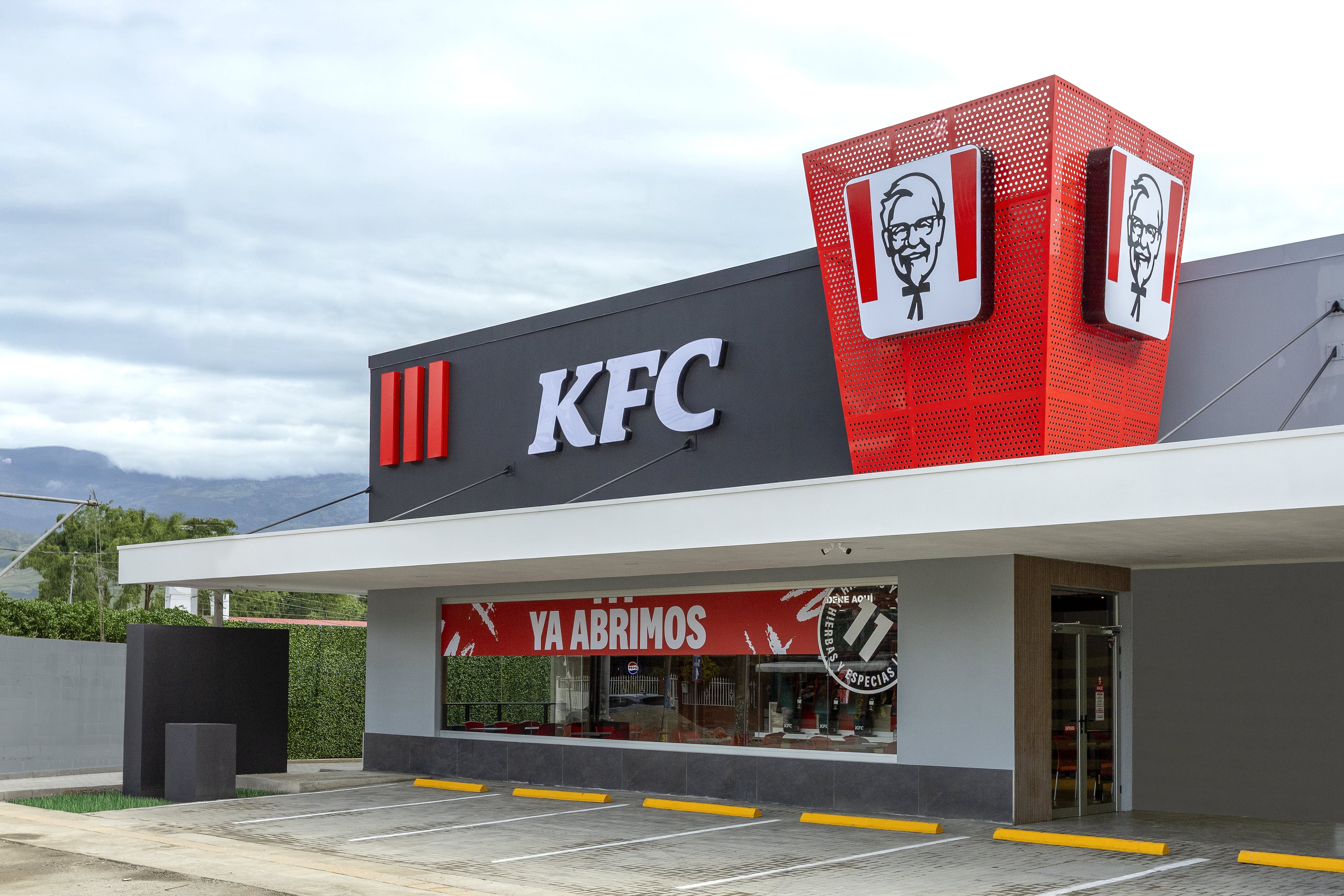 KFC Costa Rica realizará ferias de empleo en San José y Santa Ana los días 21 y 22 de agosto para contratar personal en dos nuevas aperturas.