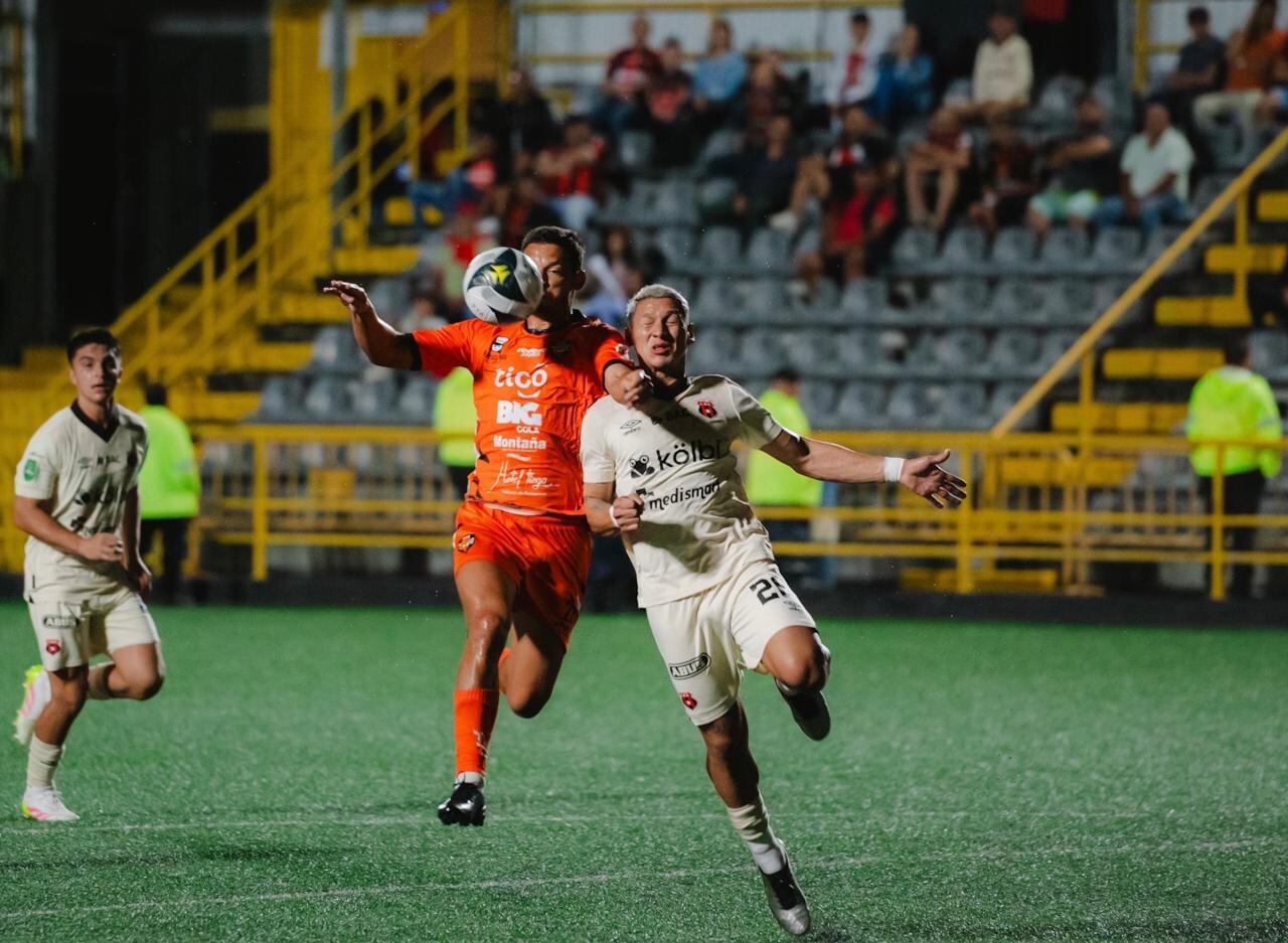 Daniel Colindres y Fernando Piñar disputan el balón durante el compromiso entre Puntarenas y Alajuelense por el Torneo de Apertura 2025.