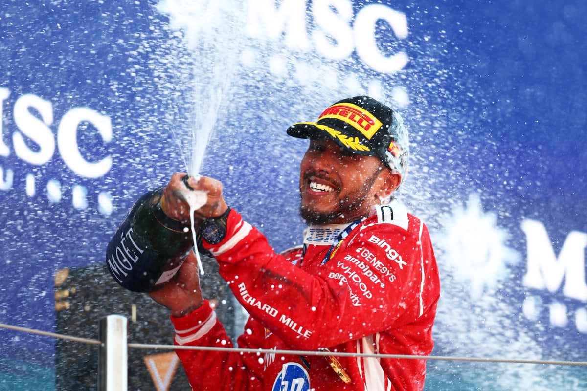 El histórico piloto de la Formula 1 que actualmente conduce el coche de Ferrari, celebra su victoria en el Gran Premio de Barcelona.