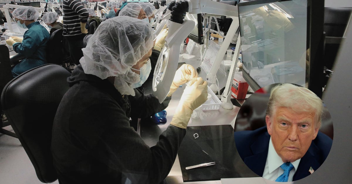 Operarios con mascarilla y cofias elaboran dispositivos médicos en una planta de producción en Costa Rica, mientras una investigación de la Administración Trump sobre importaciones médicas en Estados Unidos amenaza con nuevos aranceles.