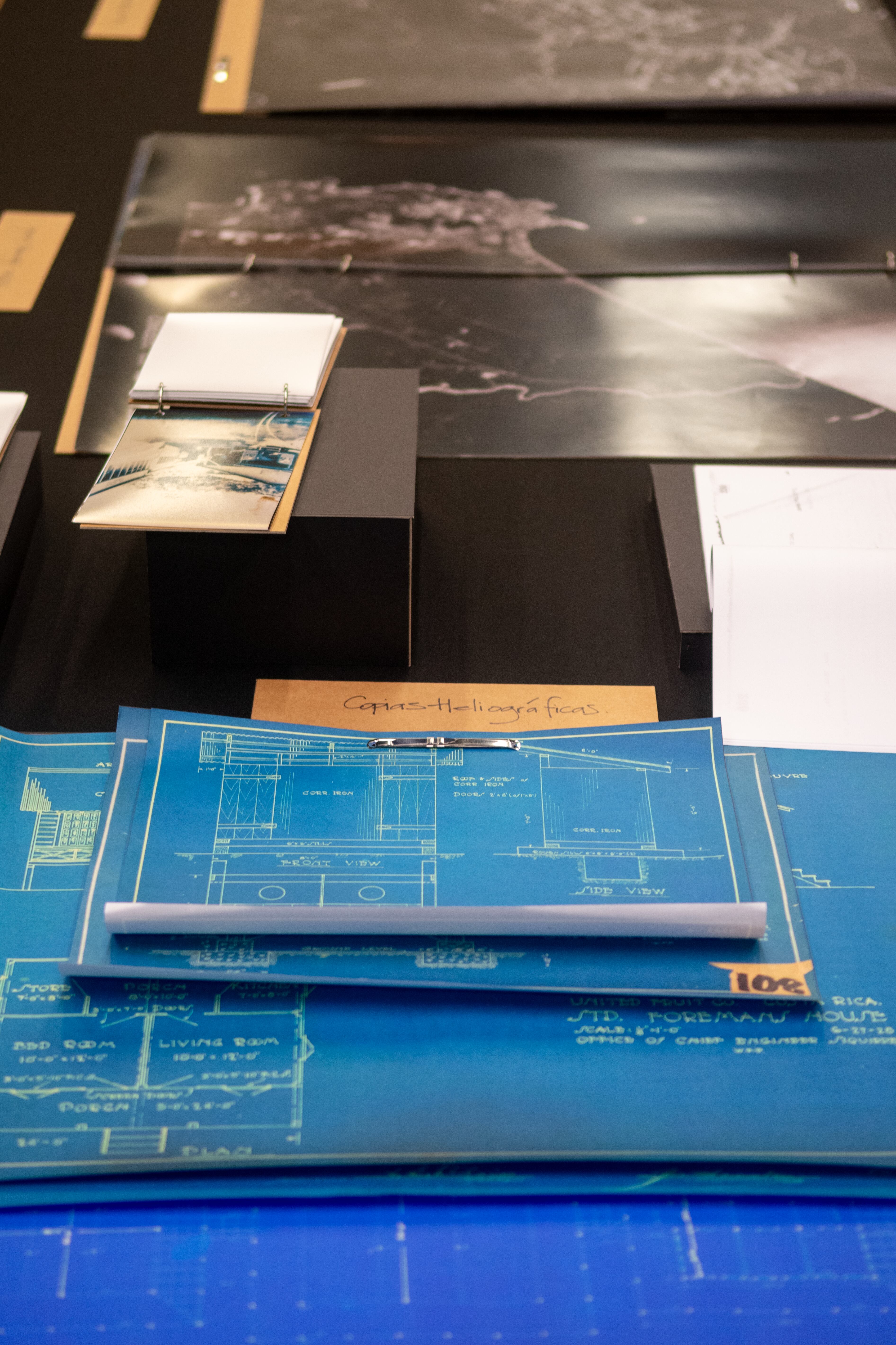 Detalle de la exposición 'Formas contaminadas' que muestra la exploración del terreno de las bananeras que formó parte de la investigación. Foto: Sebastián Pelz.