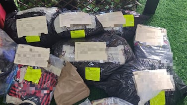 Detienen a sospechoso de vender camisas falsas de Alajuelense y Saprissa