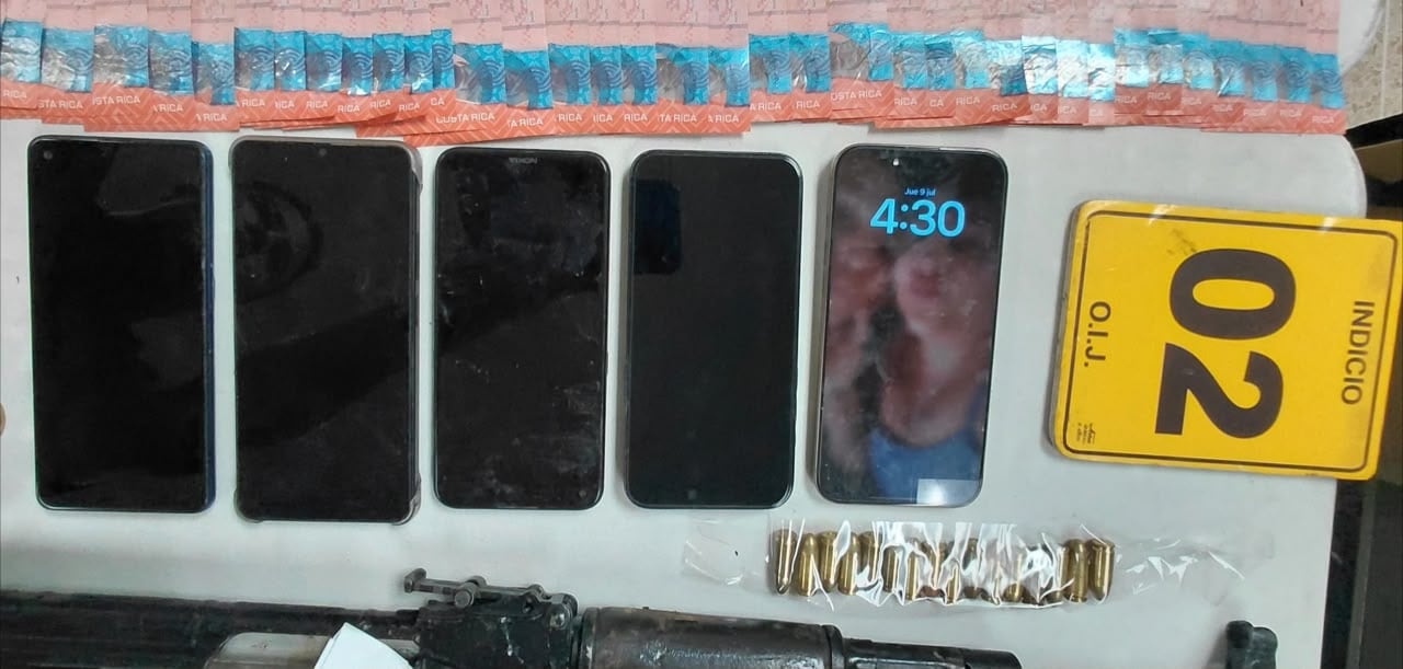 Armas y celulares decomisados a alias Guato