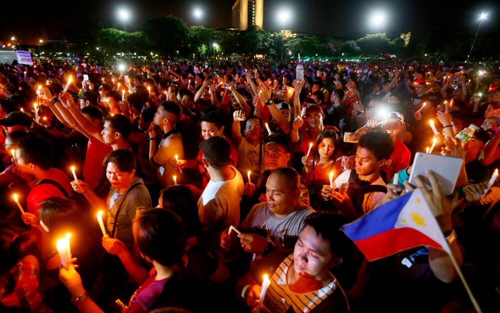 Cientos de partidarios de Rodrigo Duterte, el presidente de Filipinas, se congregaron el 25 de febrero para celebrar los 20 años de la caída del régimen de Ferdinand Marcos y para apoyar al actual líder en su sanguinario combate contra el crimen organizado.