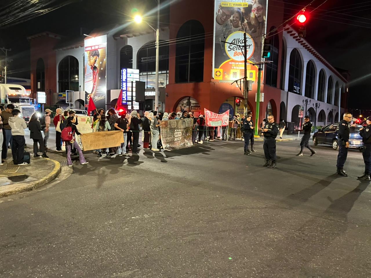 Estudiantes de la UCR cierran el paso en San Pedro.