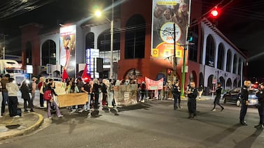 Estudiantes de la UCR protestan en San Pedro tras fracaso de las negociaciones por el FEES 2027: ‘No defendemos despilfarros, defendemos nuestras becas’