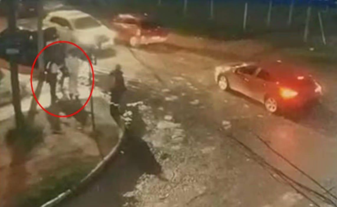 Una cámara de seguridad captura el momento en que las chicas se suben a una camioneta blanca en La Matanza, Buenos Aires, Argentina.