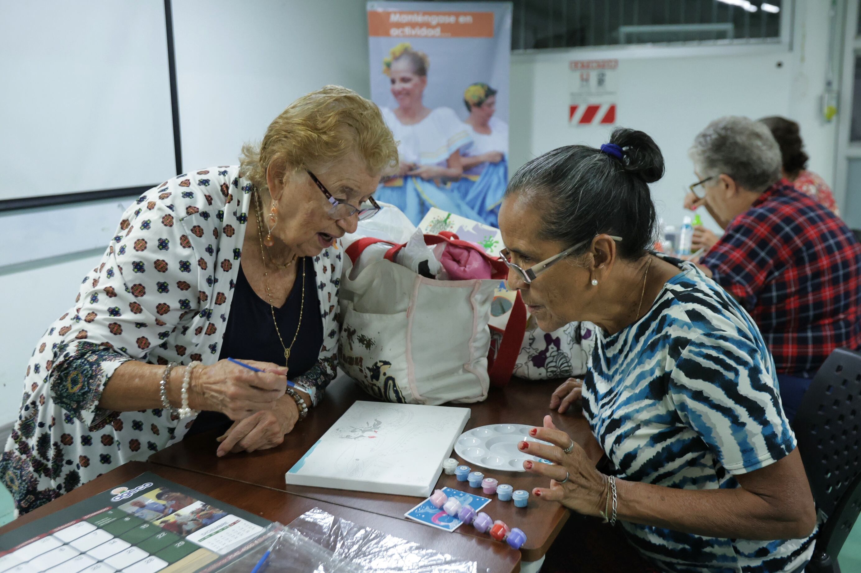 20/09/2024/ trabajo sobre la soledad, reportaje de adultos mayores durante cursos varios en que ven en AGECO. Ellos ven en esos cursos una forma de no sentirse solos y no "enfermarse de soledad" / foto John Durán
