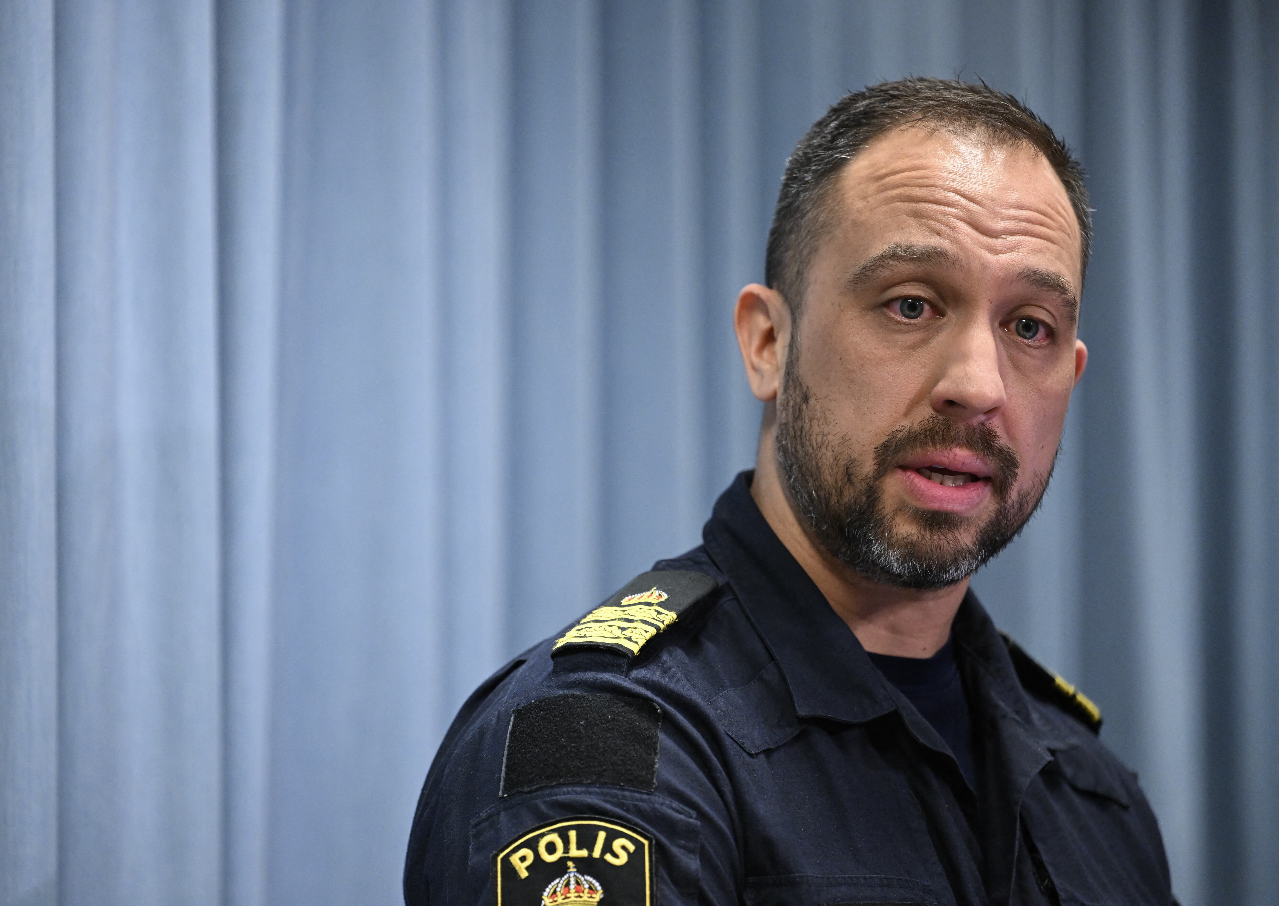 El jefe de la policía local, Roberto Eid Forest, habla durante una conferencia de prensa en Örebro, Suecia, después de un tiroteo en el centro de educación para adultos Campus Risbergska, donde 'alrededor de 10 personas fueron asesinadas'.