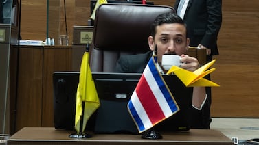 Ariel Robles: El poeta de las aulas vestido de político