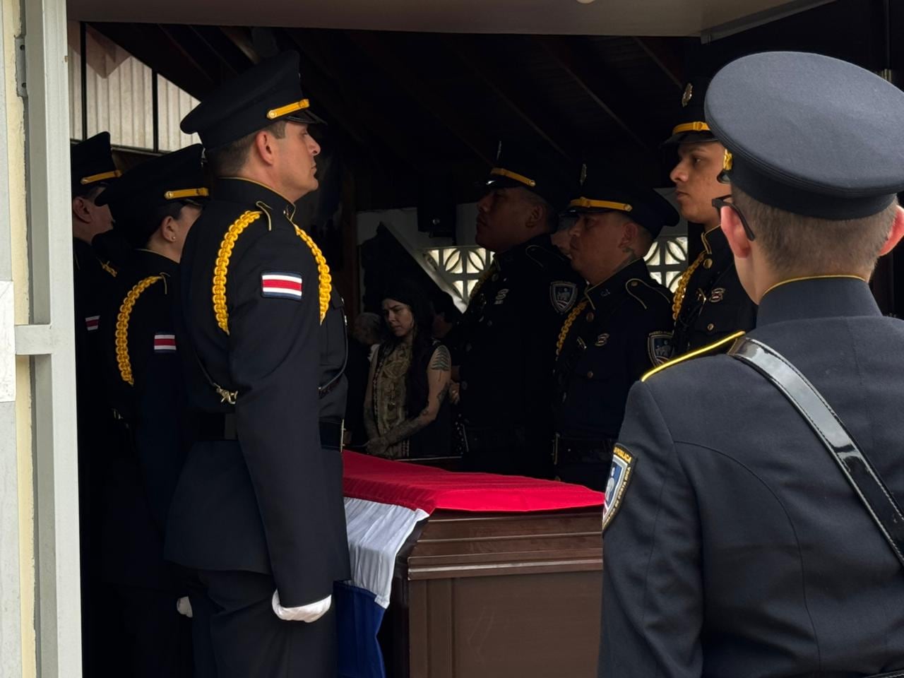 La iglesia San Antonio de Padua, en Bribri, Talamanca, recibe los restos mortales de Gerson Rosales, oficial de Fuerza Pública asesinado el pasado 13 de mayo por delincuentes en Batán.