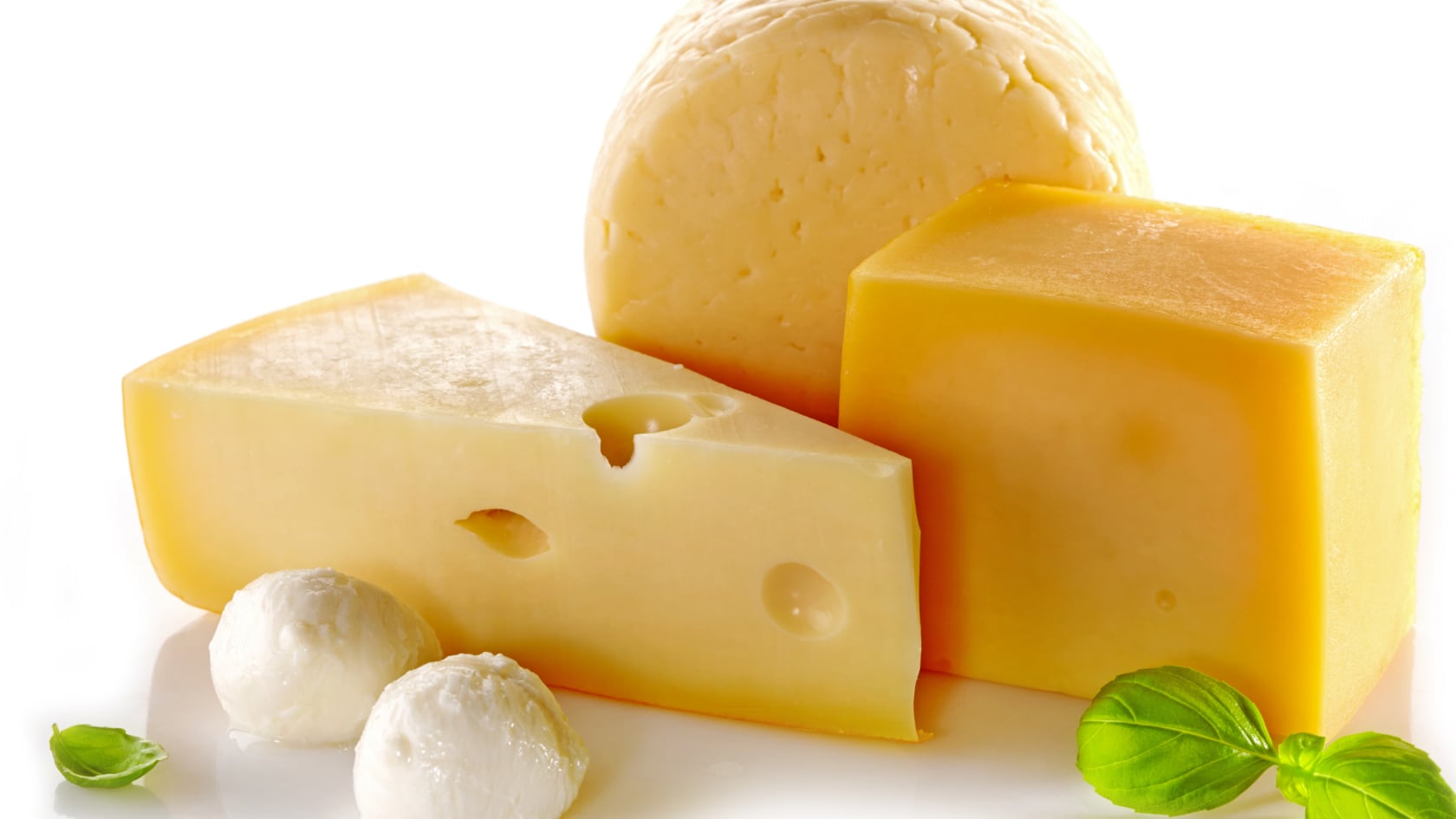 Un seguimiento de 25 años en Suecia vinculó mayor consumo de quesos y cremas altos en grasa con menor riesgo de demencia, sin observar el mismo efecto en otros lácteos.