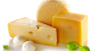 Consumo de quesos y cremas enteras se asocia con menor riesgo de demencia, según estudio de 25 años