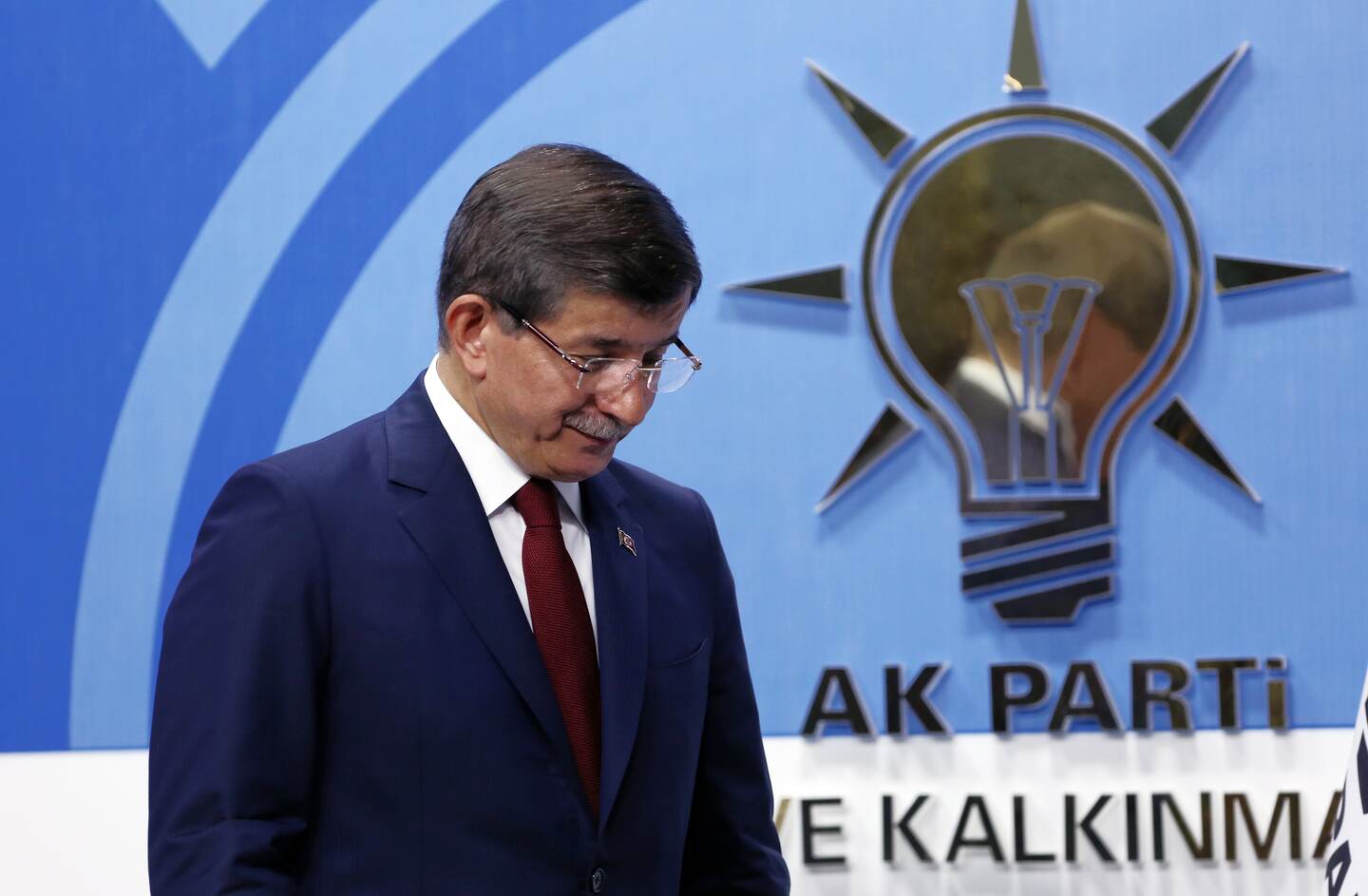 Ha trascendido que a Erdogan no le gustó que su primer ministro liderara las negociaciones con Bruselas ni su voluntad de reanudar las negociaciones con la rebelión kurda.