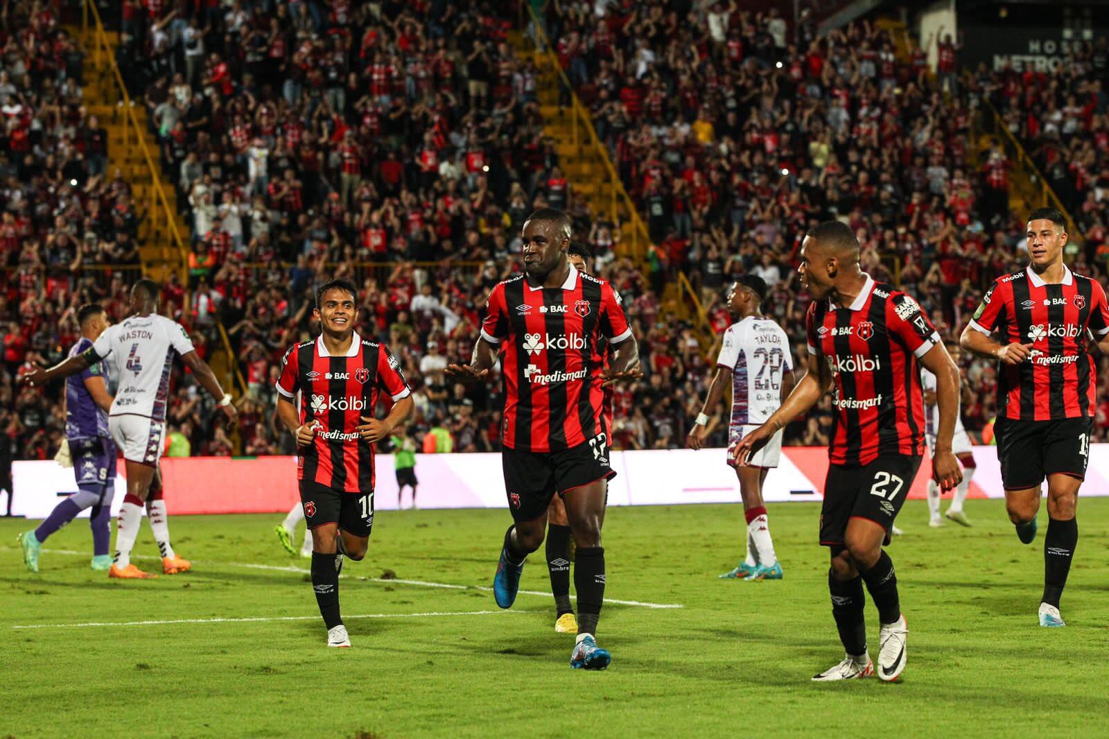 Joel Campbell en el clásico.