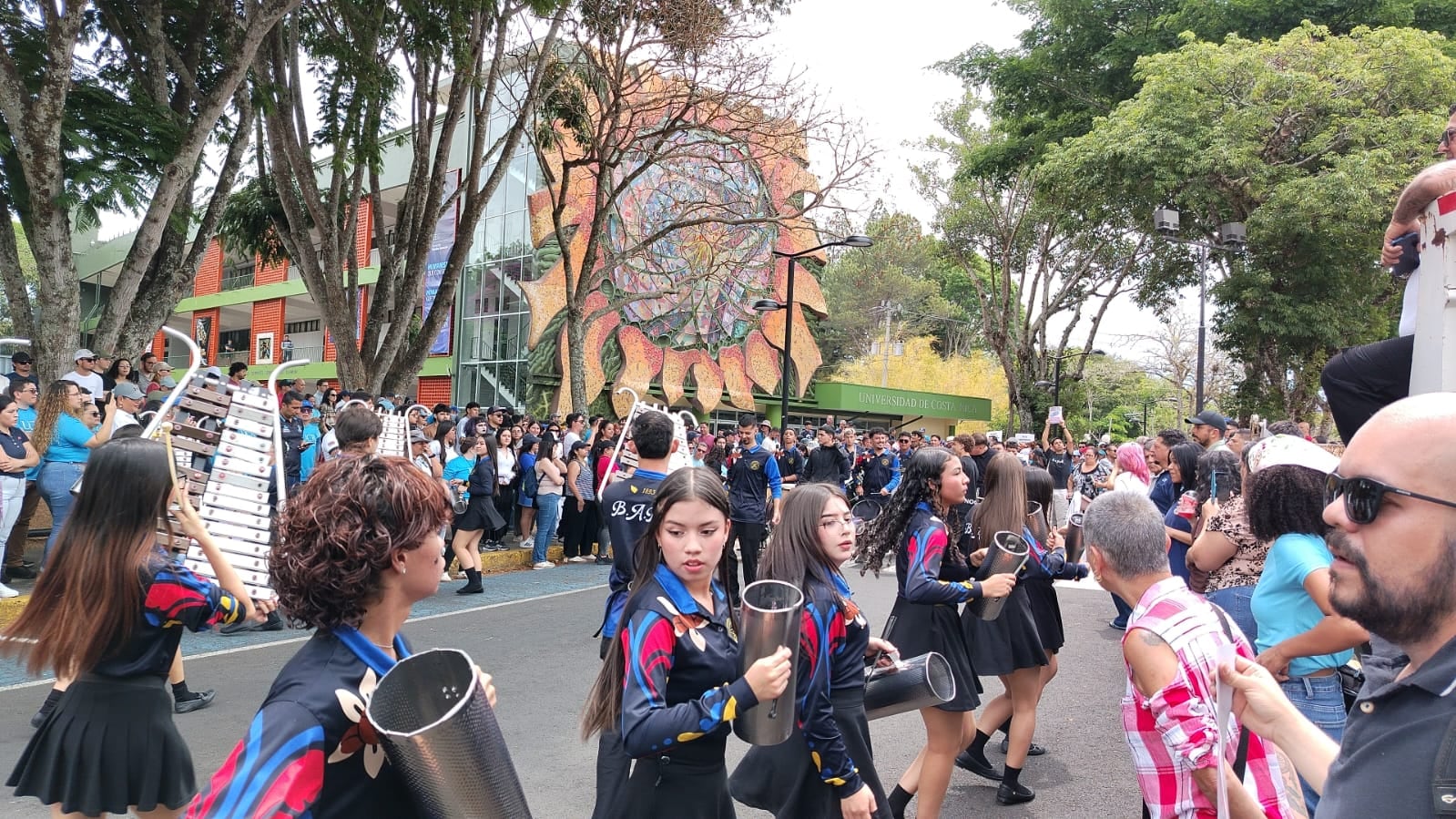 Estudiantes se concentran frente a la Rectoría de la UCR este viernes en respaldo a la toma del edificio y en defensa del FEES