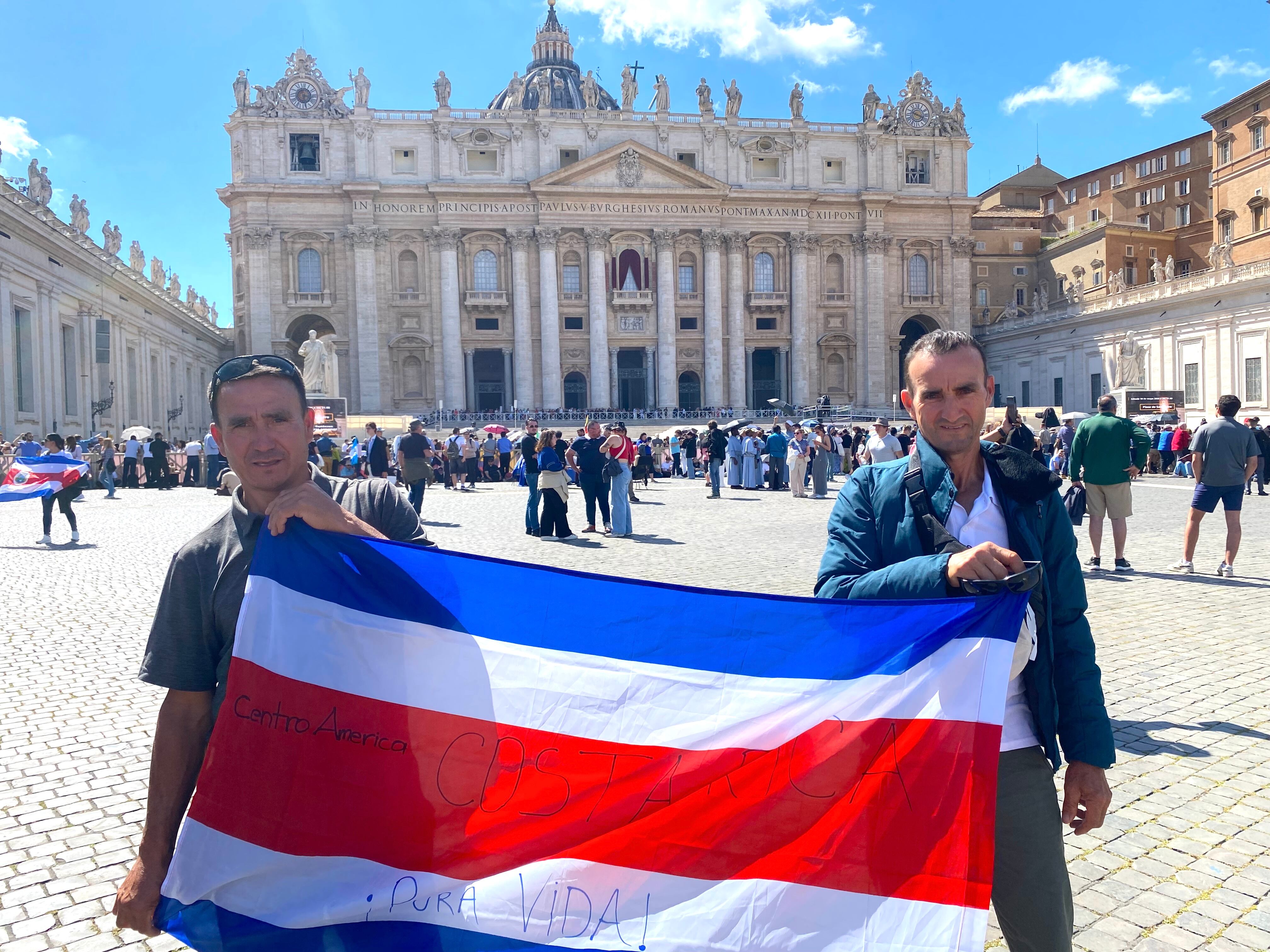Los hermanos Álberth y Wílberth Porras en la Plaza de San Pedro en Roma.