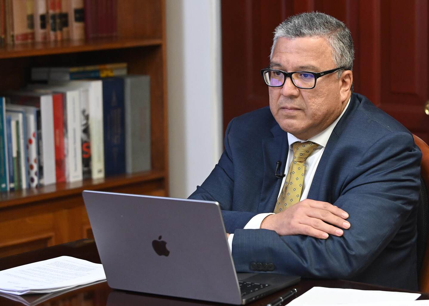 09 de junio del 2025. Rectoría de la UCR. 17:00 hrs. Entrevista con el rector de la Universidad de Costa Rica, Carlos Araya Leandro en su despacho. El catedrático fue consultado acerca de la aprobación del nuevo esquema de salarios para puestos de confianza dentro de la institución. En la foto: La entrevista se realizó en la oficina del rector. Foto: Albert Marín .