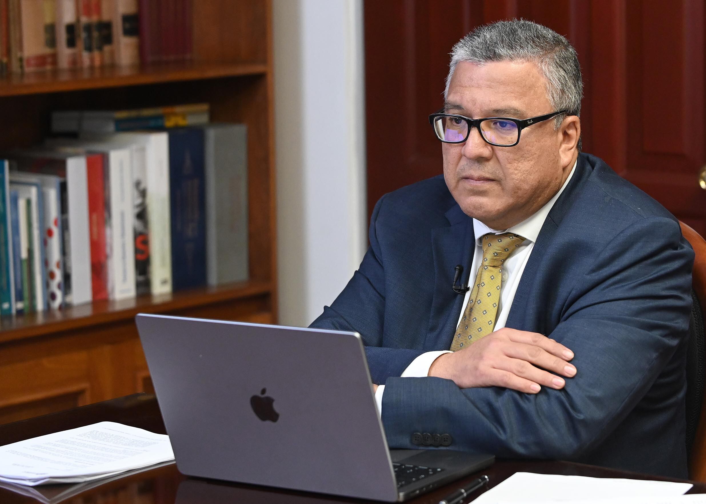 09 de junio del 2025. Rectoría de la UCR. 17:00 hrs. Entrevista con el rector de la Universidad de Costa Rica, Carlos Araya Leandro en su despacho. El catedrático fue consultado acerca de la aprobación del nuevo esquema de salarios para puestos de confianza dentro de la institución. En la foto: La entrevista se realizó en la oficina del rector. Foto: Albert Marín .