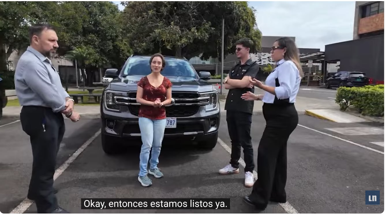 Cuatro personas por fuera de un carro.