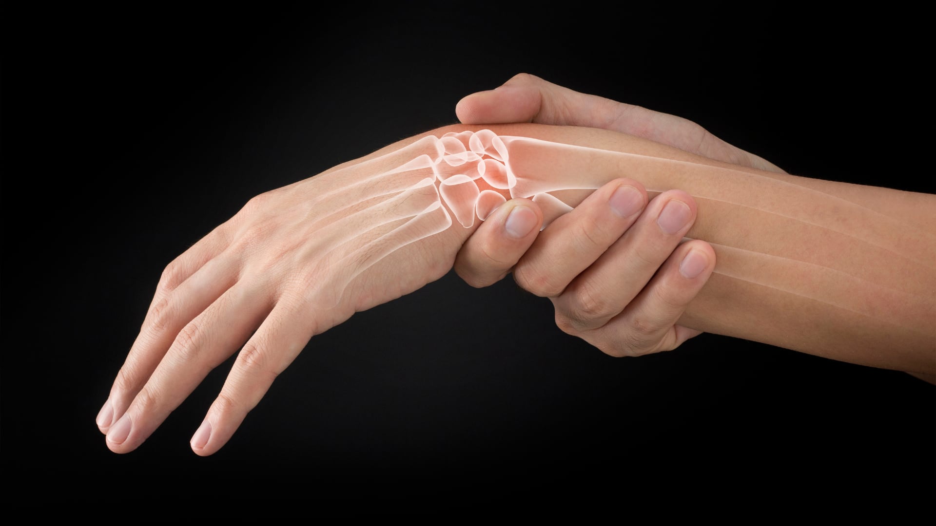 Una dieta rica en vitaminas esenciales favorece la estructura ósea y disminuye el riesgo de osteoporosis y fracturas con el paso de los años.