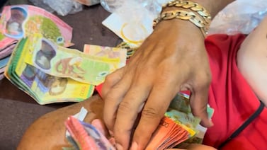 Videos muestran a Pecho de Rata entre cargamentos de droga, armas y fajos de billetes