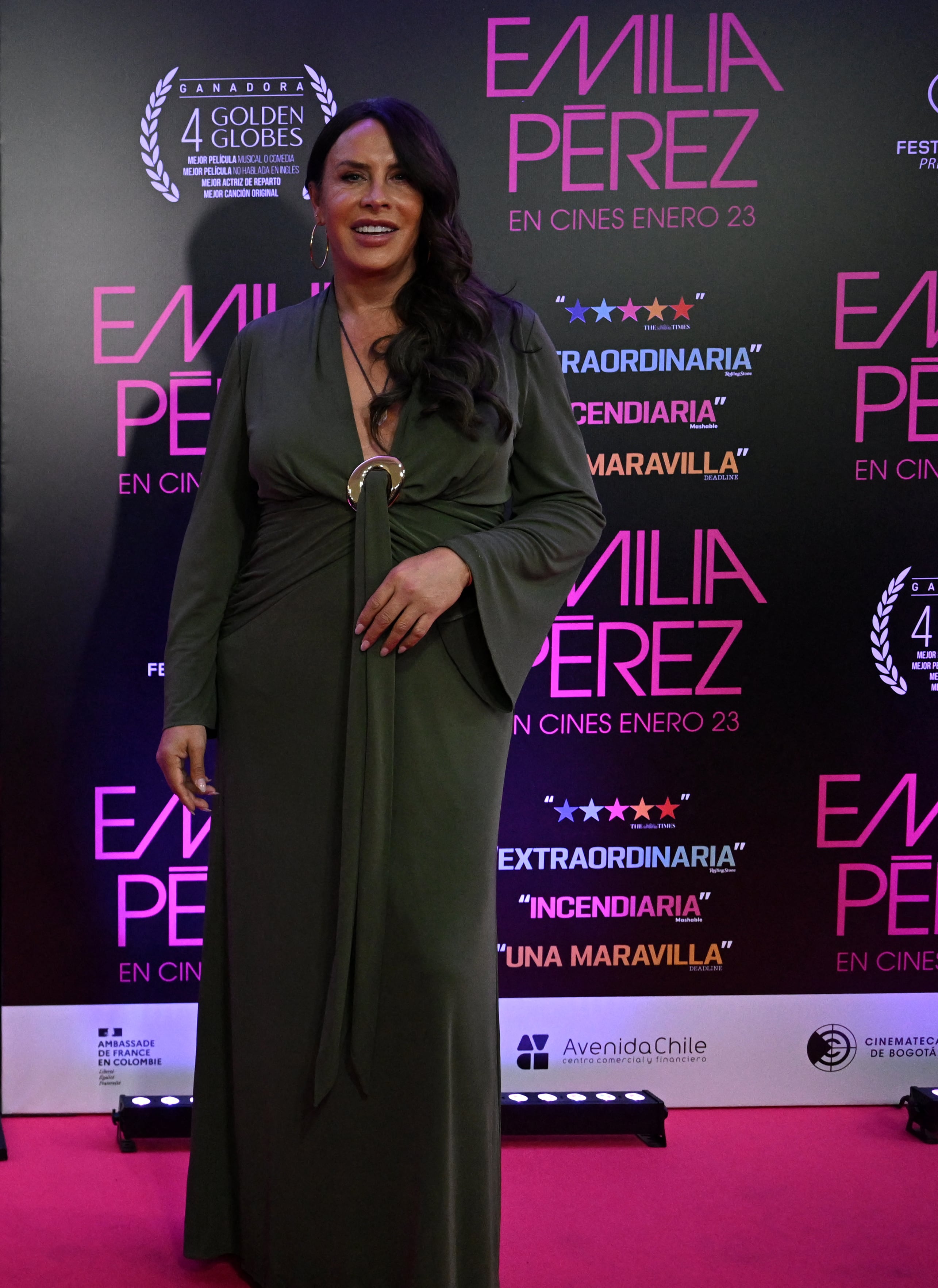 La actriz Karla Sofía Gascón
quien interpreta a Emilia Pérez y Juan “Manitas” del Monte en la película 'Emilia Pérez' posando con un vestido largo de tono oscuro.
