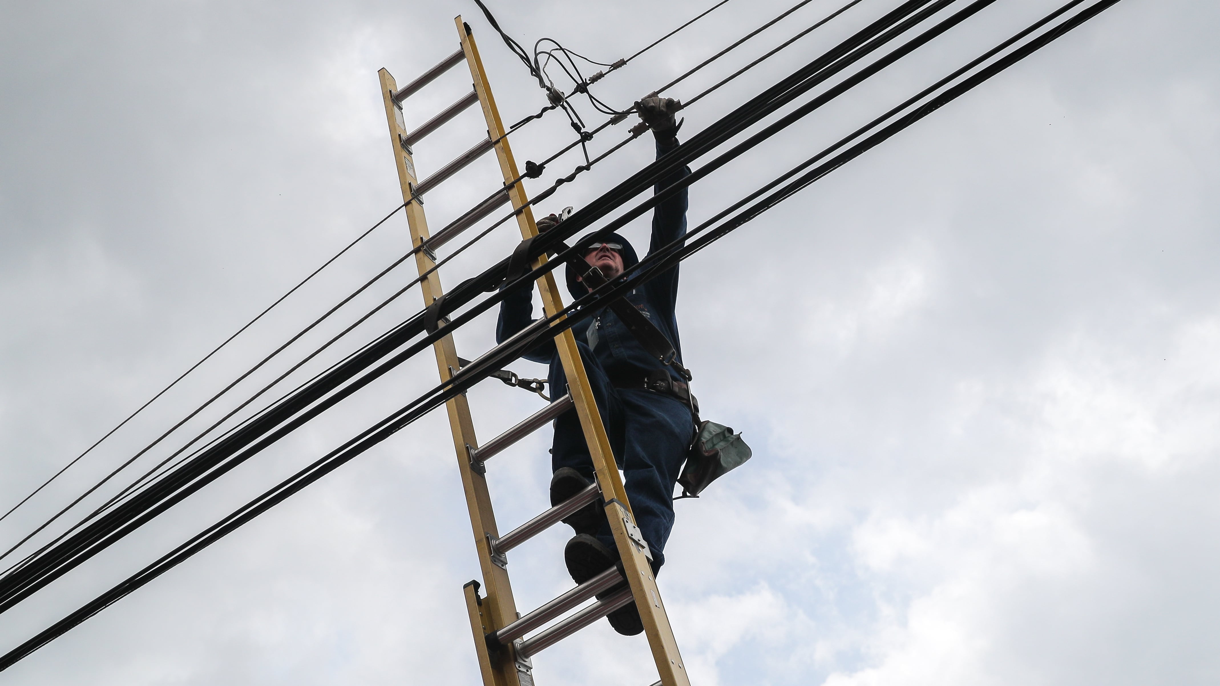 15/5/2017. Rohrmoser. Cuadrilla de la Compañia Nacional de Fuerza y Luz (CNFL) recorren el area de Rohrmoser y Pavas cortando el servicio electrico a cliente morosos con el pago. En la foto aparecen Hernan Vargas, tecnico en instalacion de medidores. foto jeffrey zamora