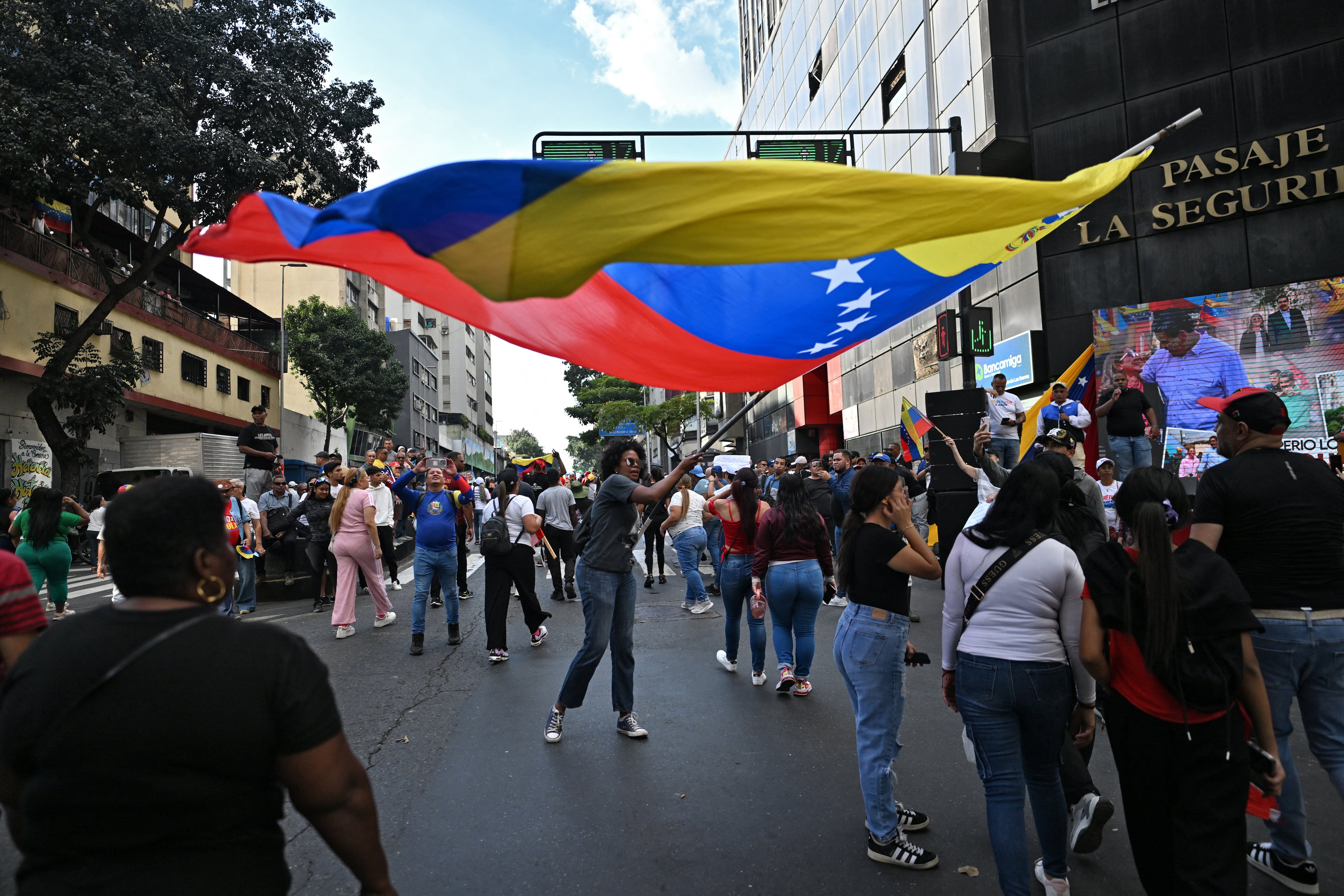 Un simpatizante del derrocado presidente venezolano, Nicolás Maduro, con una bandera nacional en Caracas este 4 de enero, un día después de su captura en un ataque estadounidense. Fotografía: