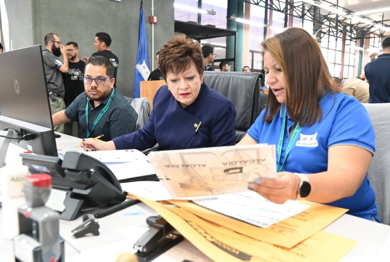 Escrutinio y conteo de votos inició este martes, en las oficinas centrales del TSE. Fotos: Albert Marín