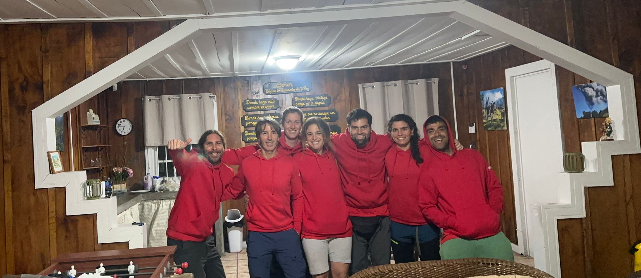 Este es el grupo que practicaba barranquismo en las faldas del Turrialba cuando Isabel González (de short blanco) tuvo el accidente que aún la tiene hospitalizada. Foto: Cortesía FADMES.