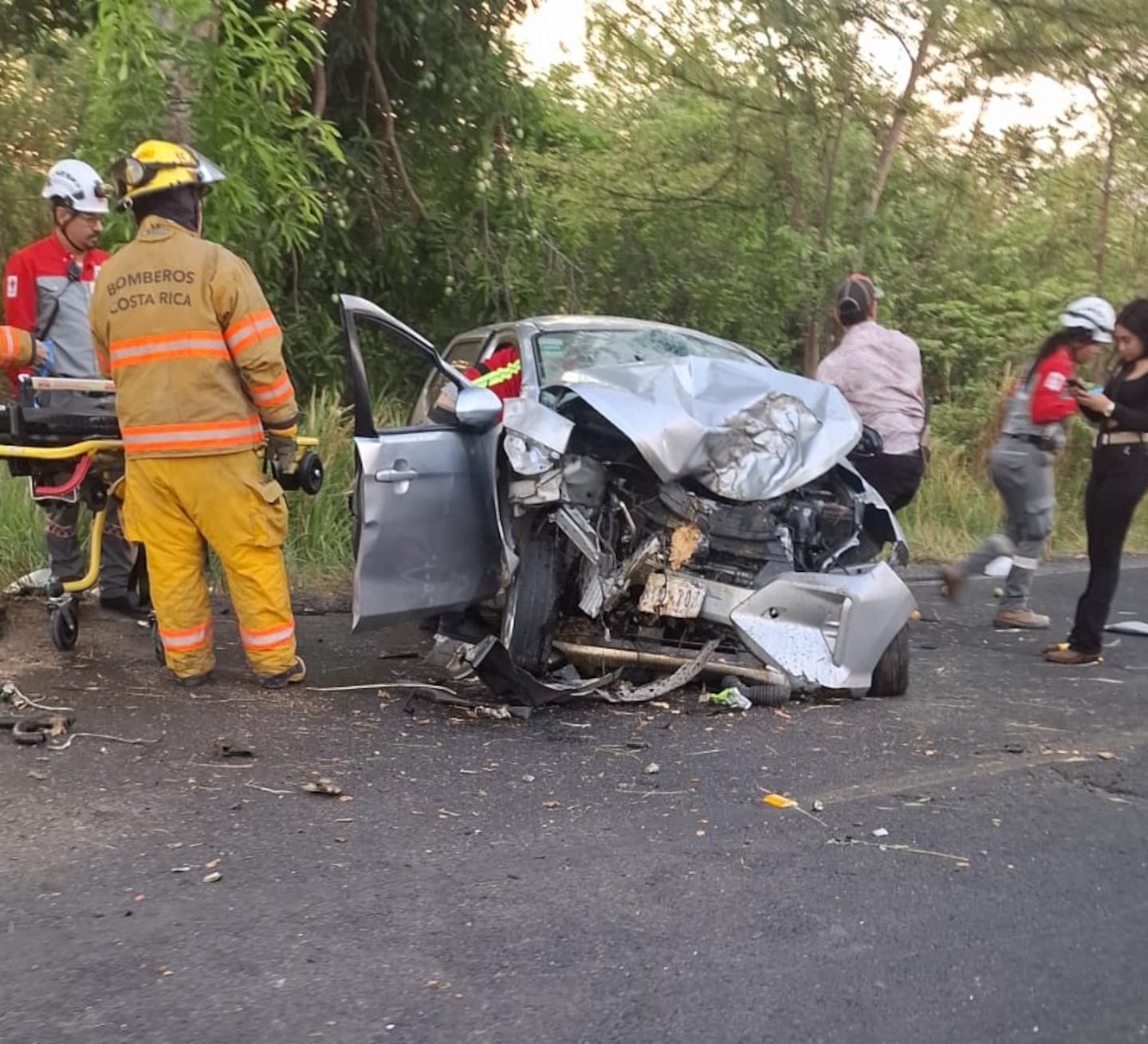 Choque contra poste deja un fallecido y una mujer en estado crítico en Liberia