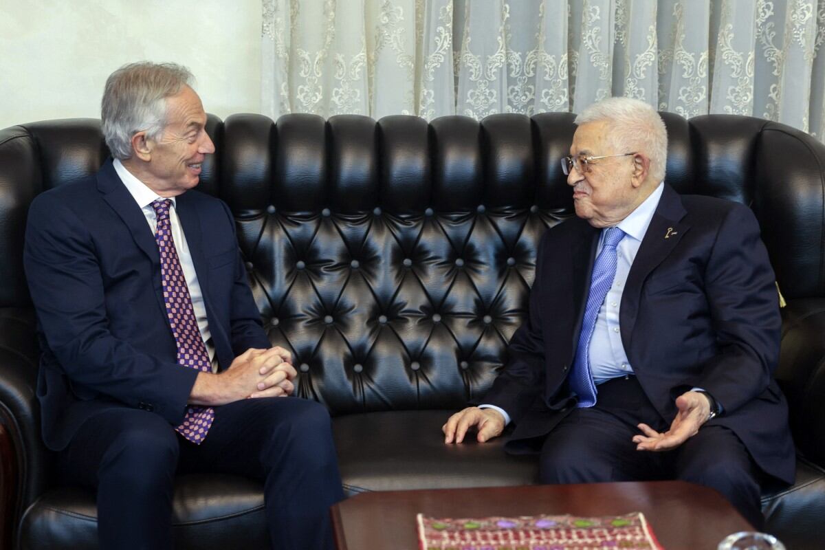 Tony Blair reunido con el presidente de la Autoridad Palestina, Mahmud Abás, en Jordania, en julio.